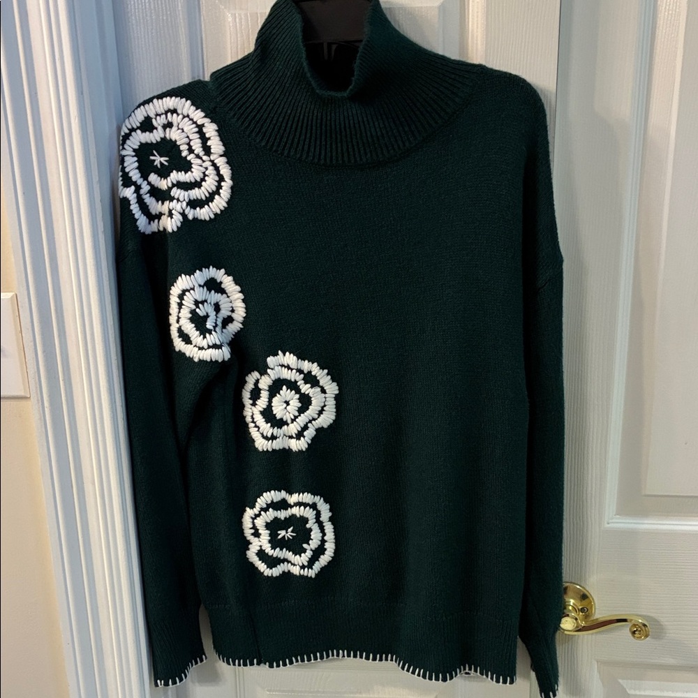 NWT Wonderly Women's Green Sweater with White Floral Design SZ S